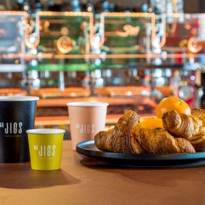 ontbijt-mr-jigs-hotel-venlo-koffie-to-go-crossaint